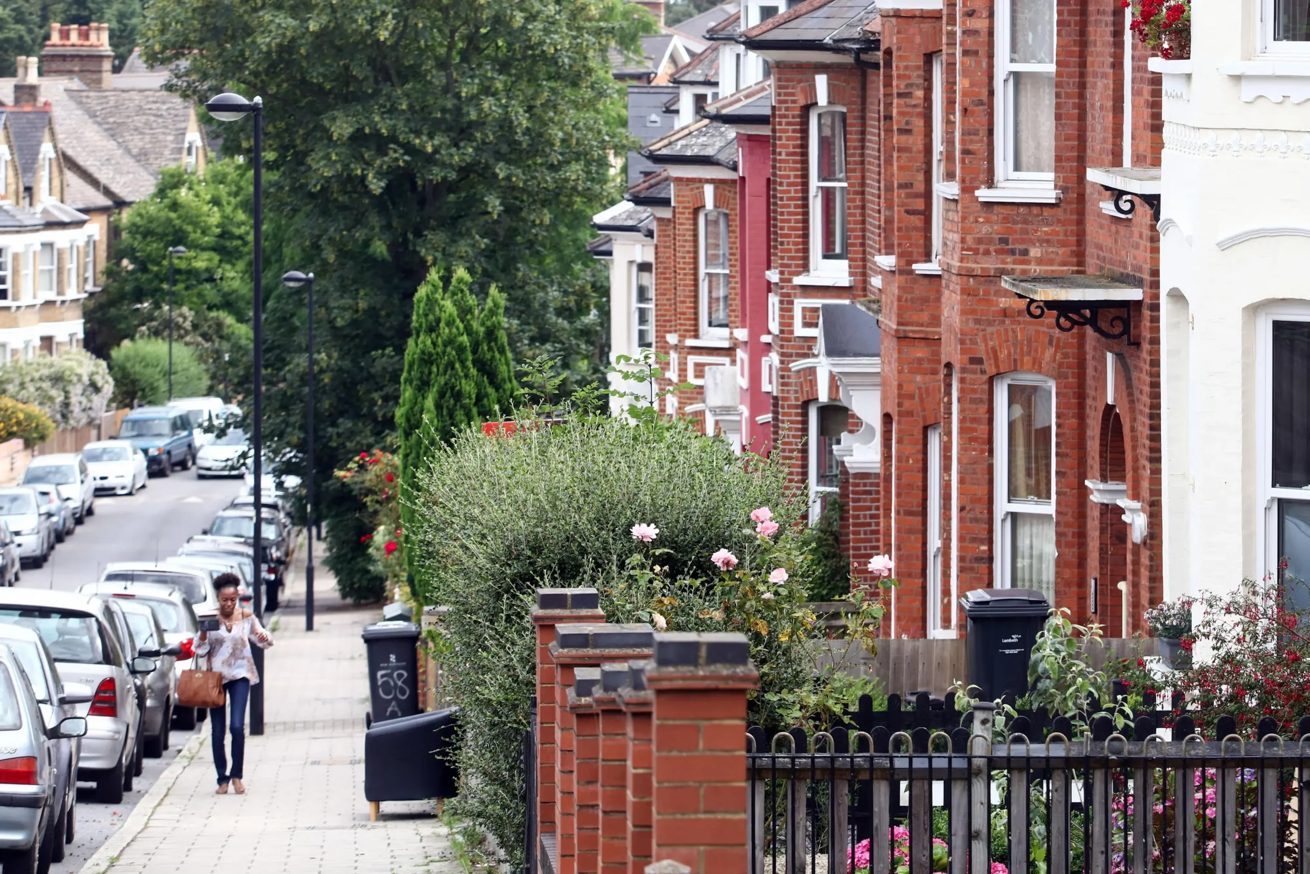 UK House Hunters Speed Up Plans to Beat Price Hike, Survey Says