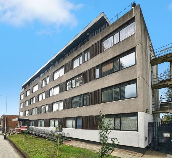Queens Moat House, St. Edwards Way, Romford RM1 - Photo 7