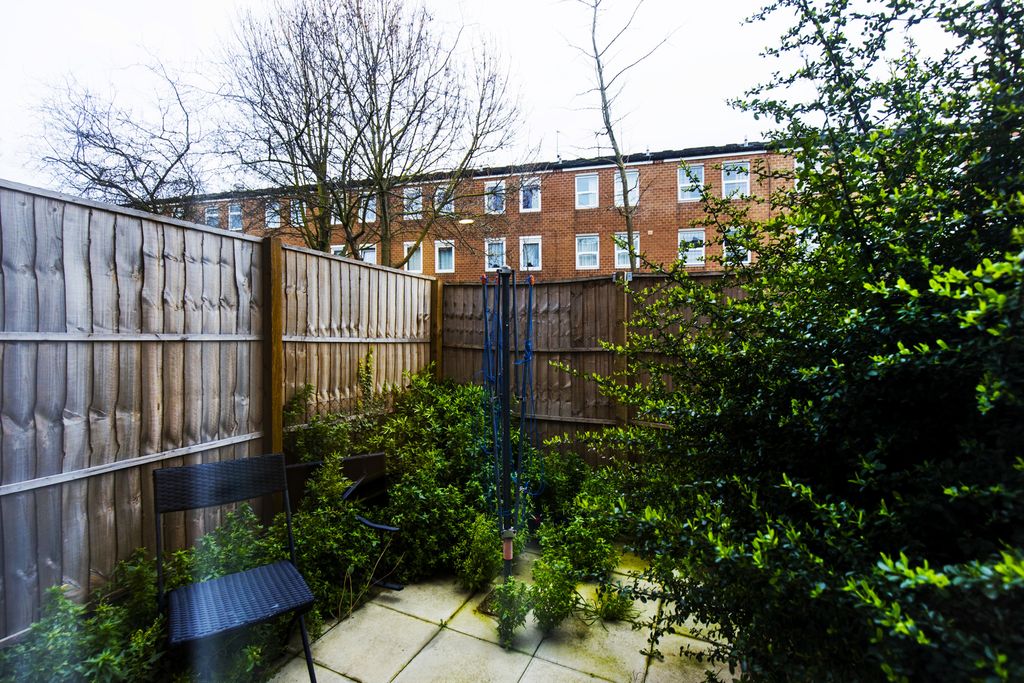 Photo - 4 Double Bed Townhouse, Lyneham Walk, Hackney, London E5