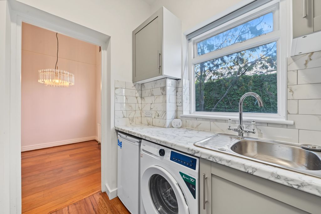 Maclise Road, W14 - 2 bed flat to let