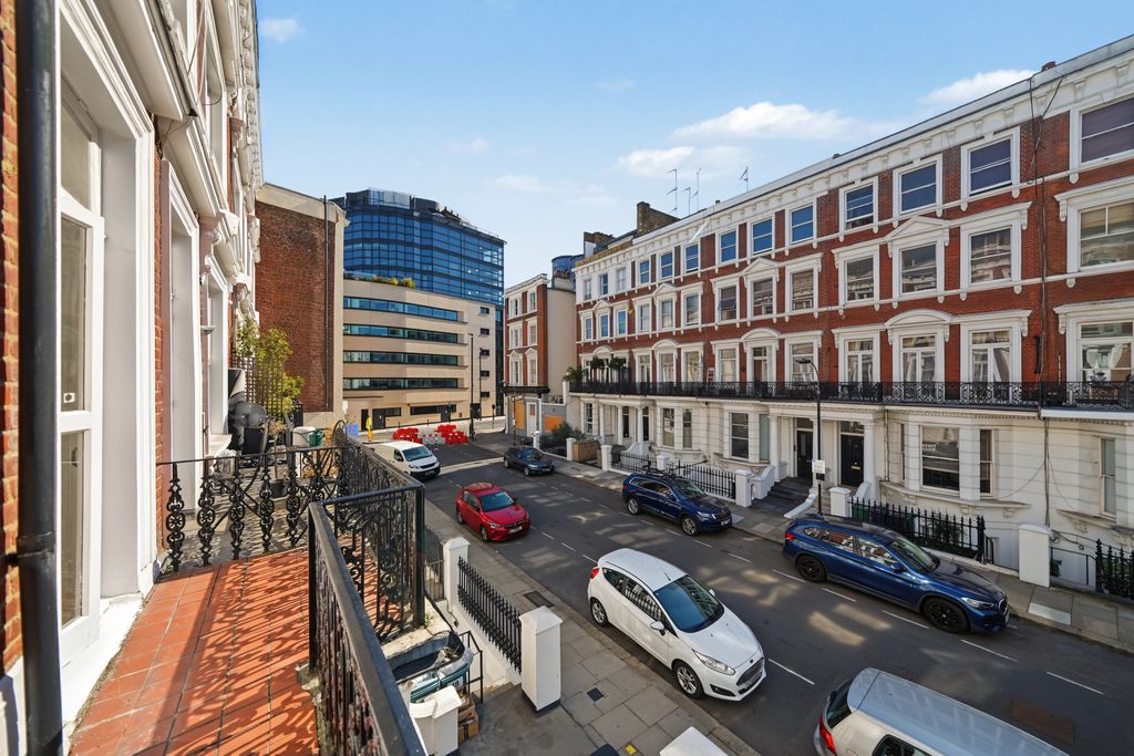 Maclise Road, W14 - 2 bed flat to let