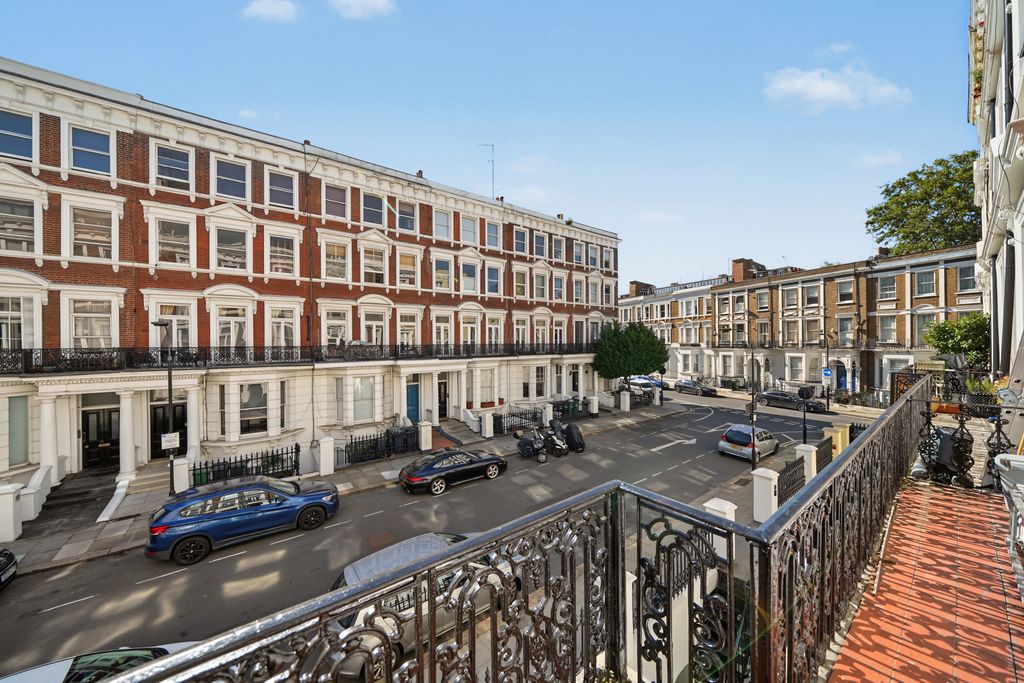 Maclise Road, W14 - 2 bed flat to let