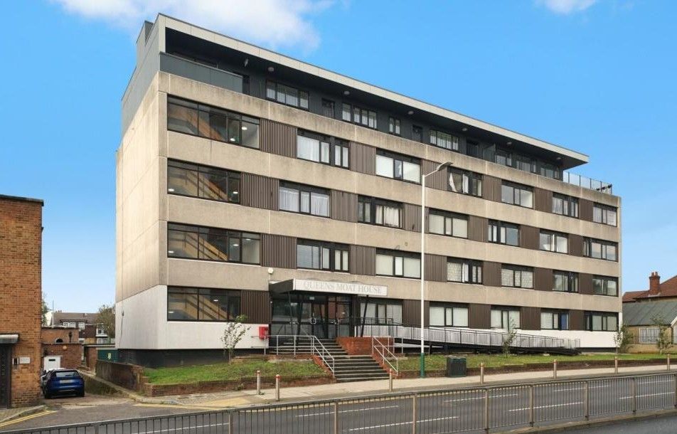 Queens Moat House, St. Edwards Way, Romford RM1 - Photo 1