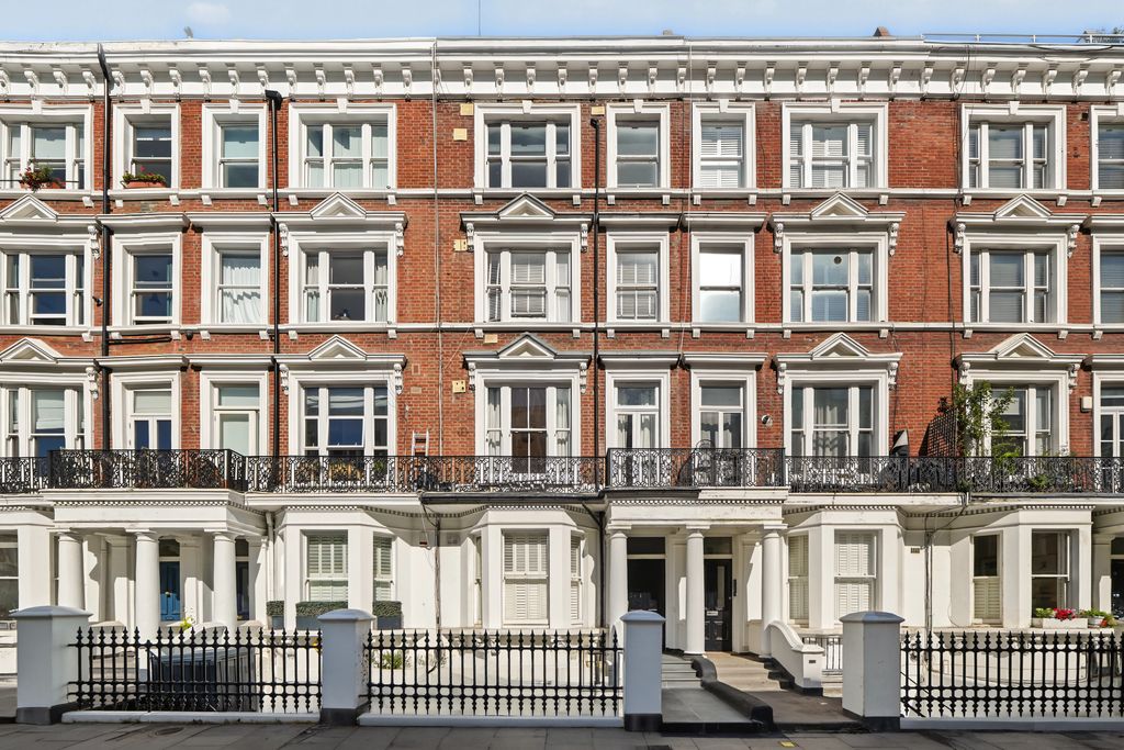 Maclise Road, W14 - 2 bed flat to let