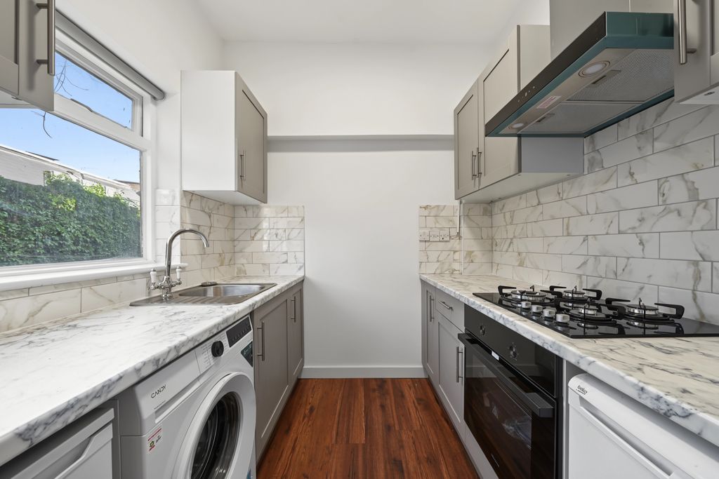 Maclise Road, W14 - 2 bed flat to let