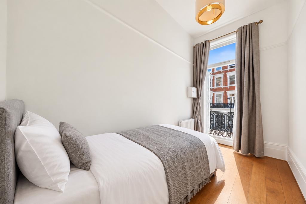 Maclise Road, W14 - 2 bed flat to let