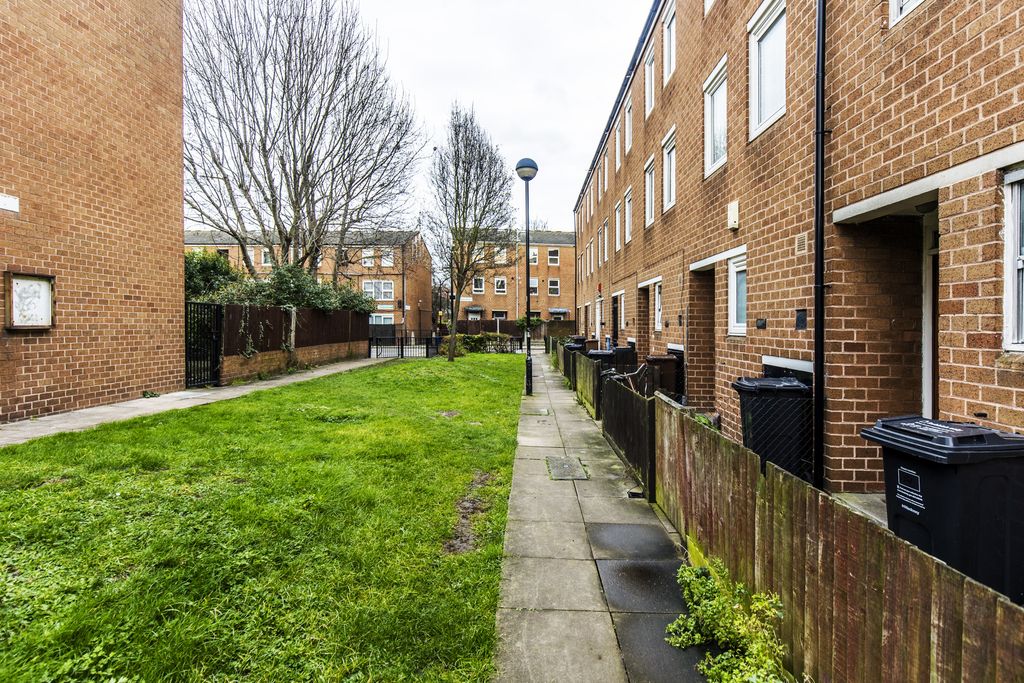 Photo - 4 Double Bed Townhouse, Lyneham Walk, Hackney, London E5