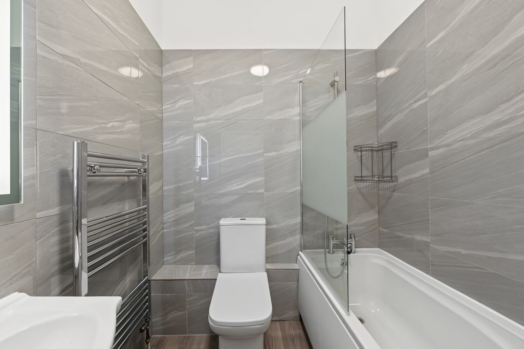 Maclise Road, W14 - 2 bed flat to let