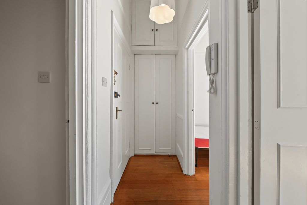 Maclise Road, W14 - 2 bed flat to let