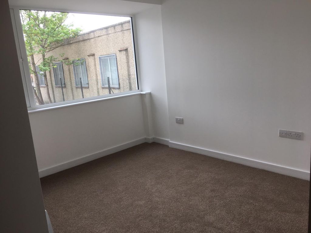 Queens Moat House, St. Edwards Way, Romford RM1 - Photo 4