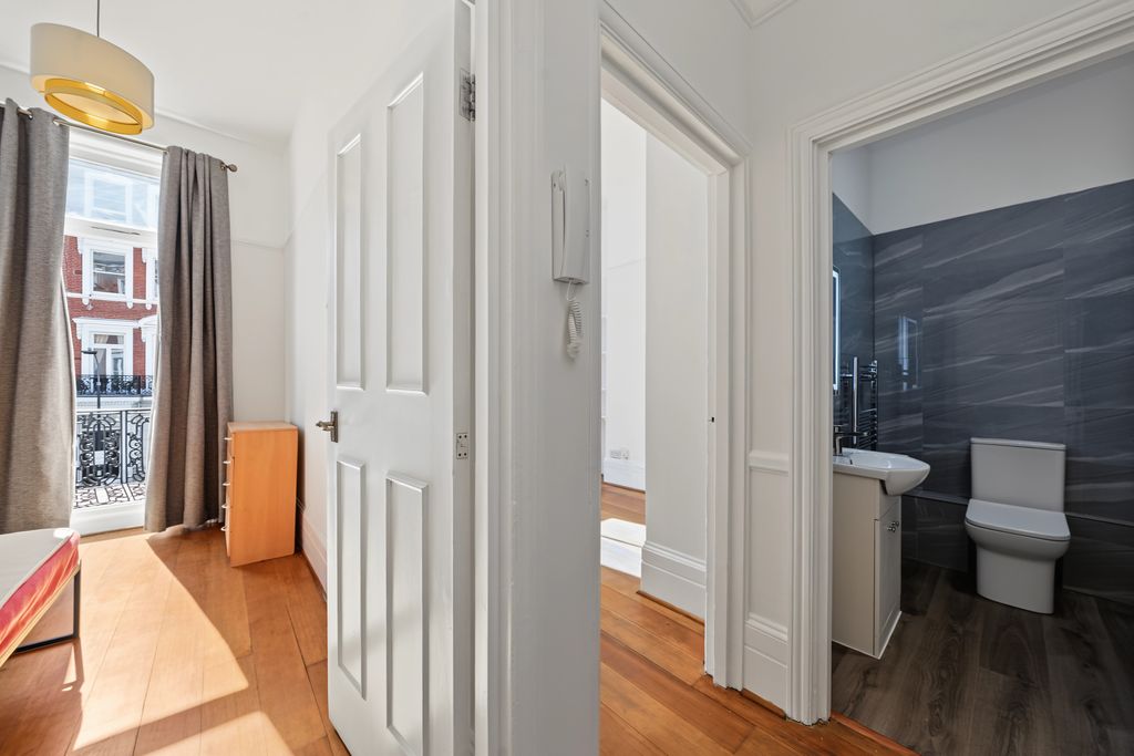 Maclise Road, W14 - 2 bed flat to let