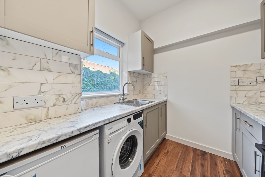 Maclise Road, W14 - 2 bed flat to let