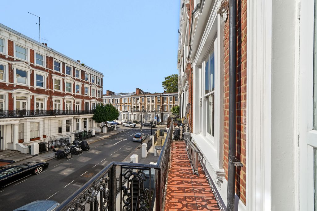 Maclise Road, W14 - 2 bed flat to let
